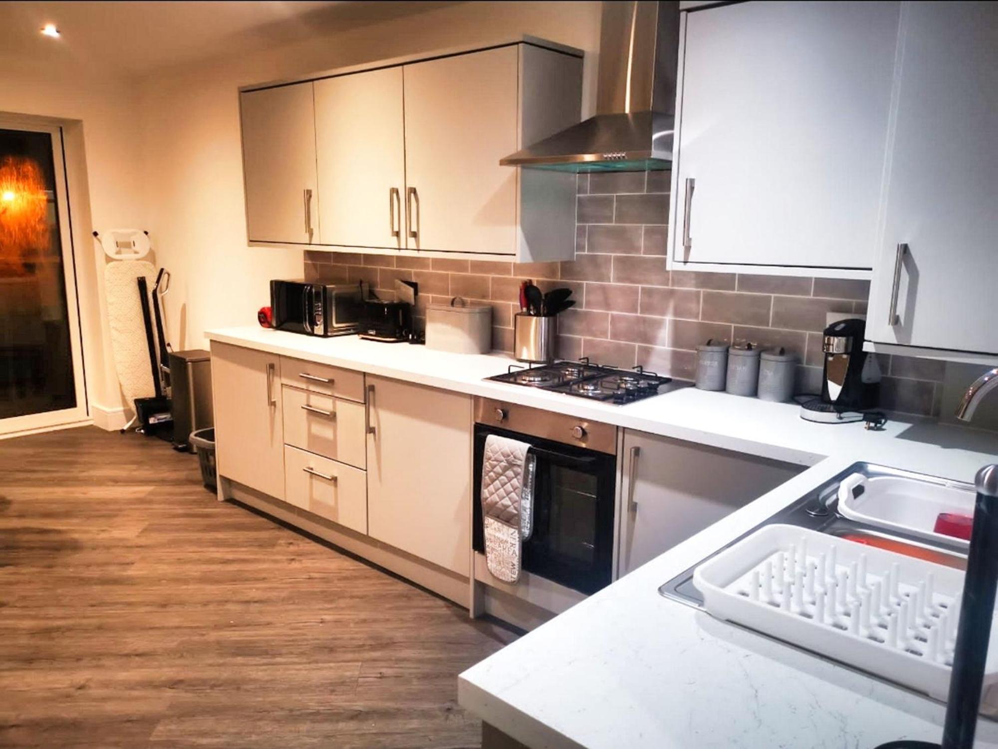Rotherham - Rawmarsh - Great Customer Feedback - 2 Bed Bungalow - New Build - High End Furnishings - Wheel Chair Accessible - Large Enclosed Garden - Dog Friendly Eksteriør billede